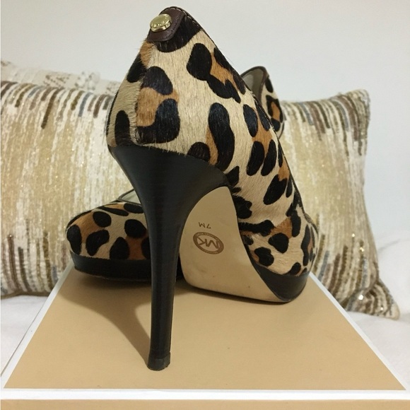Michael Kors calf skin leather heels. - Picture 3 of 3